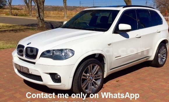 Oofamaa BMW X5 White Makiinaa iti Nairobi keessatti Nairobi keessatti