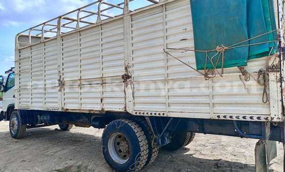 Nunua Ilio tumika Mitsubishi Fuso Nyeupe Lori ndani ya Nakuru nchini Bonde la Ufafanuzi Nunua Ilio tumika Mitsubishi Fuso Nyeupe Lori ndani ya Nakuru nchini Bonde la Ufafanuzi