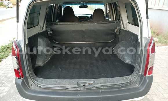 Oofamaa Toyota Probox White Makiinaa iti Nairobi keessatti Nairobi keessatti