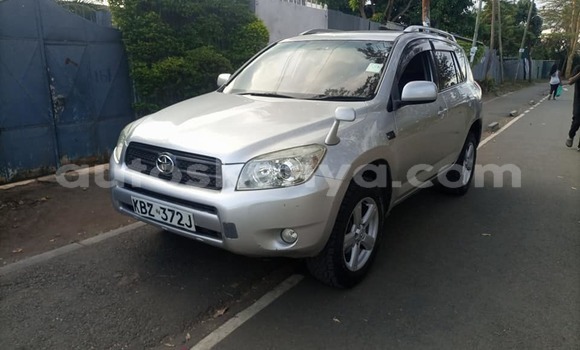 Oofamaa Toyota RAV4 Silver Makiinaa iti Nairobi keessatti Nairobi keessatti