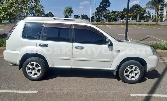 Oofamaa Nissan X–Trail White Makiinaa iti Nairobi keessatti Nairobi keessatti