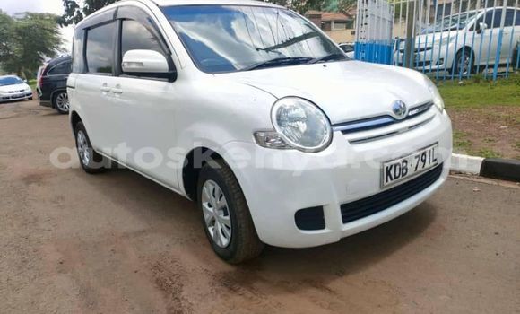 Oofamaa Toyota Sienta White Makiinaa iti Nairobi keessatti Nairobi keessatti