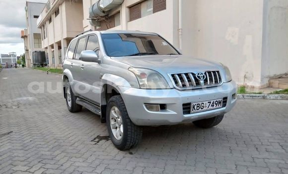 Oofamaa Toyota Land Cruiser Prado Silver Makiinaa iti Nairobi keessatti Nairobi keessatti
