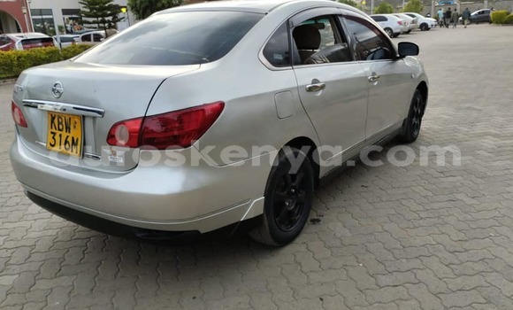 Oofamaa Nissan Sylphy Silver Makiinaa iti Nairobi keessatti Nairobi keessatti