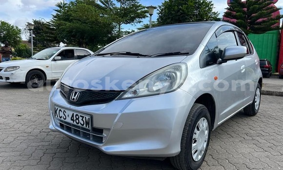 Oofamaa Honda Fit Silver Makiinaa iti Nairobi keessatti Nairobi keessatti