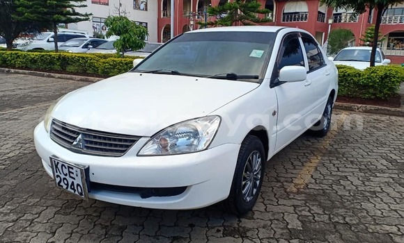 Oofamaa Mitsubishi Lancer White Makiinaa iti Nairobi keessatti Nairobi keessatti