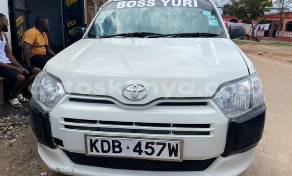 Oofamaa Toyota Probox White Makiinaa iti Mombasa keessatti Coastal Kenya keessatti