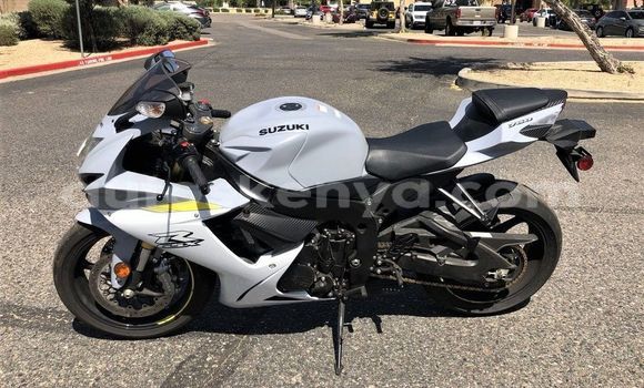 Nunua Ilio tumika Suzuki GSX Nyeupe Bike ndani ya Bungoma nchini West Kenya