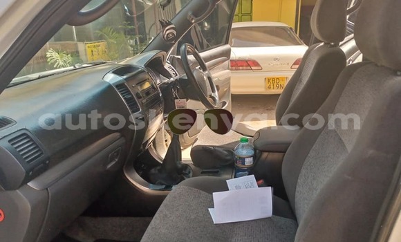 Nunua Ilio tumika Toyota Prado Nyeupe Gari ndani ya Nairobi nchini Nairobi