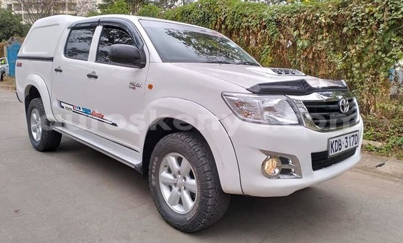 Nunua Ilio tumika Toyota Hilux Nyeupe Gari ndani ya Nairobi nchini Nairobi