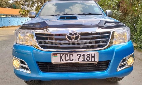 Oofamaa Toyota Hilux Blue Makiinaa iti Nairobi keessatti Nairobi keessatti