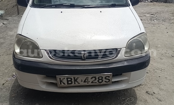 Oofamaa Toyota Raum White Makiinaa iti Nairobi keessatti Nairobi keessatti