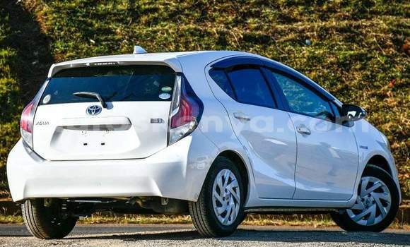 Oofamaa Toyota Aqua White Makiinaa iti Nairobi keessatti Nairobi keessatti Oofamaa Toyota Aqua White Makiinaa iti Nairobi keessatti Nairobi keessatti