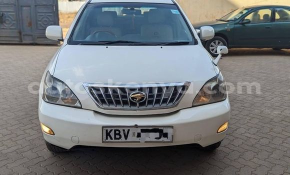 Oofamaa Toyota Harrier White Makiinaa iti Nairobi keessatti Nairobi keessatti