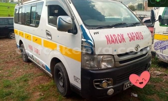 Oofamaa Toyota Hiace White Makiinaa iti Nairobi keessatti Nairobi keessatti