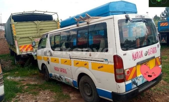 Oofamaa Toyota Hiace White Makiinaa iti Nairobi keessatti Nairobi keessatti Oofamaa Toyota Hiace White Makiinaa iti Nairobi keessatti Nairobi keessatti