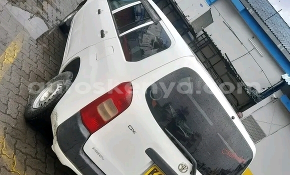 Oofamaa Toyota Probox White Makiinaa iti Nairobi keessatti Nairobi keessatti