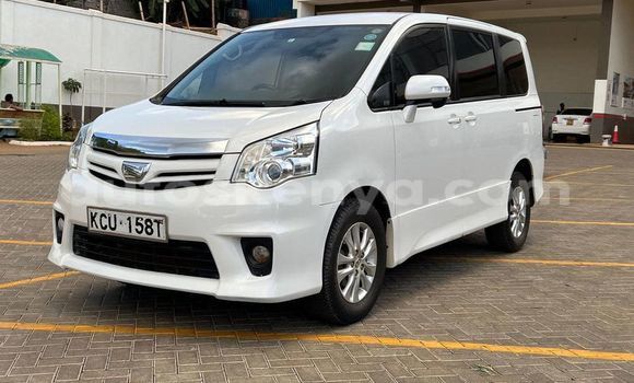 Oofamaa Toyota Noah White Makiinaa iti Nairobi keessatti Nairobi keessatti