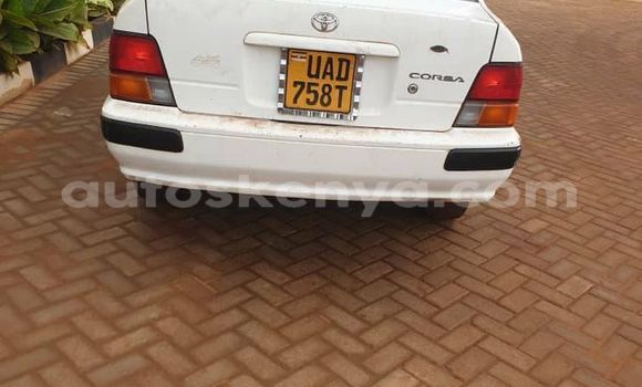 Oofamaa Toyota 2000GT White Makiinaa iti Kapenguria keessatti Rift Valley keessatti
