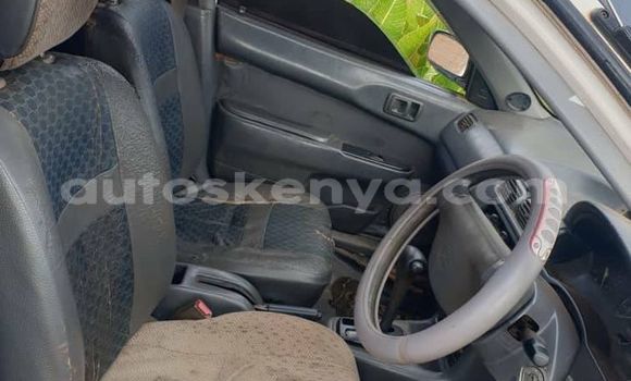 Oofamaa Toyota 2000GT White Makiinaa iti Kapenguria keessatti Rift Valley keessatti Oofamaa Toyota 2000GT White Makiinaa iti Kapenguria keessatti Rift Valley keessatti