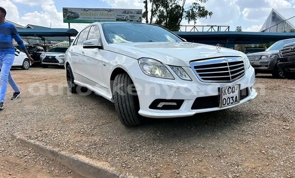 Oofamaa Mercedes‒Benz E–Class White Makiinaa iti Nairobi keessatti Nairobi keessatti
