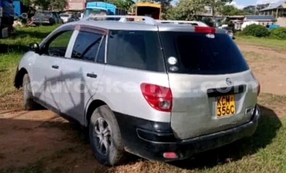 Nunua Ilio tumika Nissan Avenir Nyeupe Gari ndani ya Kitale nchini Bonde la Ufafanuzi