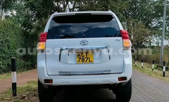 Nunua Ilio tumika Toyota Prado Nyeupe Gari ndani ya Nairobi nchini Nairobi