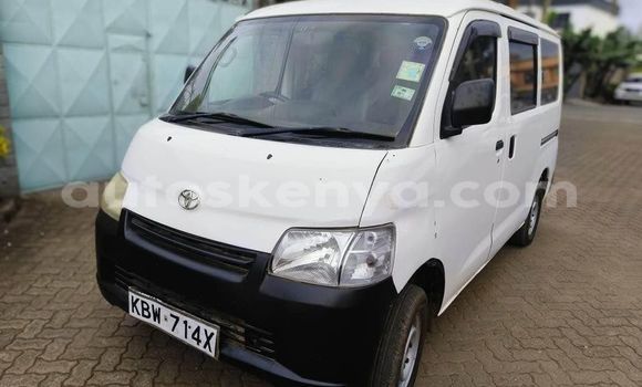 Oofamaa Toyota Hiace White Makiinaa iti Nairobi keessatti Nairobi keessatti