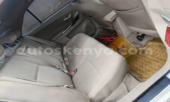 Oofamaa Toyota Premio White Makiinaa iti Nairobi keessatti Nairobi keessatti