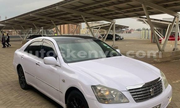 Oofamaa Toyota Crown White Makiinaa iti Nairobi keessatti Nairobi keessatti