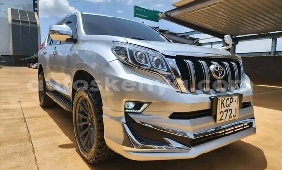 Oofamaa Toyota Prado Beige Makiinaa iti Nairobi keessatti Nairobi keessatti