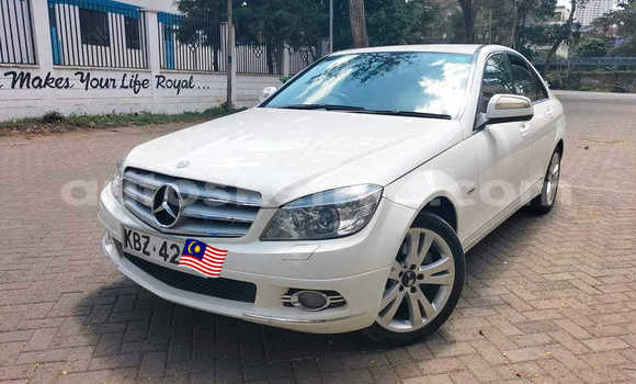 Nunua Ilio tumika Mercedes-Benz C-Classe Nyeupe Gari ndani ya Nairobi nchini Nairobi