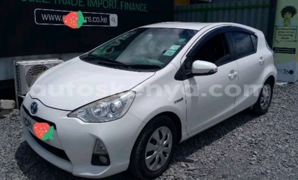 Nunua Ilio tumika Toyota Aqua Nyeupe Gari ndani ya Nakuru nchini Bonde la Ufafanuzi