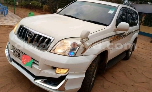 Oofamaa Toyota Land Cruiser Prado White Makiinaa iti Nakuru keessatti Rift Valley keessatti Oofamaa Toyota Land Cruiser Prado White Makiinaa iti Nakuru keessatti Rift Valley keessatti
