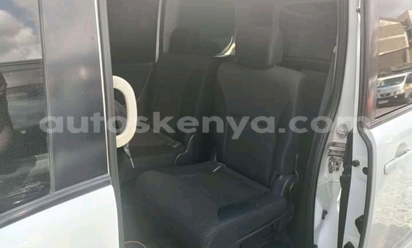 Oofamaa Nissan Serena White Makiinaa iti Nakuru keessatti Rift Valley keessatti Oofamaa Nissan Serena White Makiinaa iti Nakuru keessatti Rift Valley keessatti