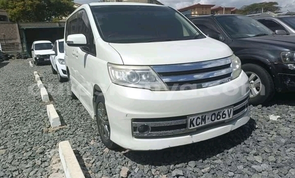 Oofamaa Nissan Serena White Makiinaa iti Nakuru keessatti Rift Valley keessatti Oofamaa Nissan Serena White Makiinaa iti Nakuru keessatti Rift Valley keessatti