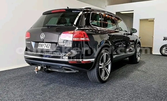 Oofamaa Volkswagen Touareg Black Makiinaa iti Nairobi keessatti Nairobi keessatti