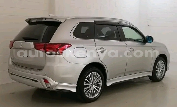 Oofamaa Mitsubishi Outlander Silver Makiinaa iti Nairobi keessatti Nairobi keessatti