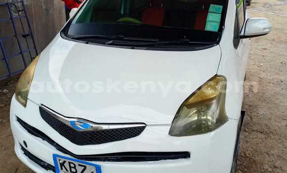 Nunua Ilio tumika Toyota Ractis Nyeupe Gari ndani ya Nakuru nchini Bonde la Ufafanuzi