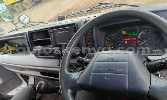 Nunua Ilio tumika Mitsubishi Fuso Nyeupe Lori ndani ya Nakuru nchini Bonde la Ufafanuzi Nunua Ilio tumika Mitsubishi Fuso Nyeupe Lori ndani ya Nakuru nchini Bonde la Ufafanuzi