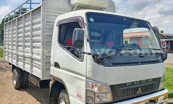 Nunua Ilio tumika Mitsubishi Fuso Nyeupe Lori ndani ya Nakuru nchini Bonde la Ufafanuzi