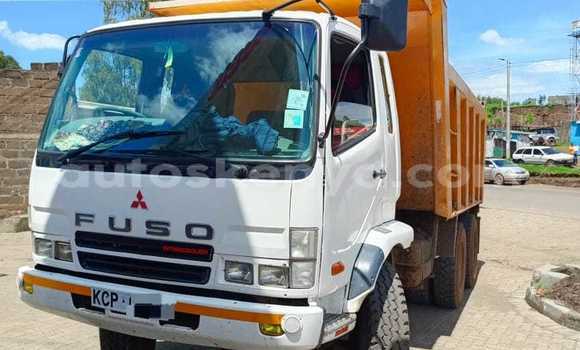 Oofamaa Mitsubishi Fuso White Netiree iti Nakuru keessatti Rift Valley keessatti Oofamaa Mitsubishi Fuso White Netiree iti Nakuru keessatti Rift Valley keessatti