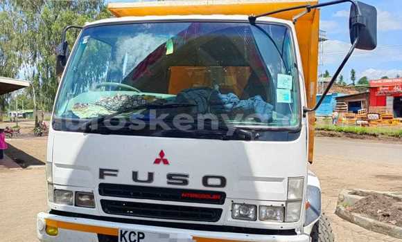 Oofamaa Mitsubishi Fuso White Netiree iti Nakuru keessatti Rift Valley keessatti Oofamaa Mitsubishi Fuso White Netiree iti Nakuru keessatti Rift Valley keessatti