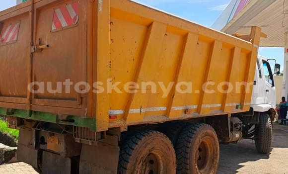 Oofamaa Mitsubishi Fuso White Netiree iti Nakuru keessatti Rift Valley keessatti Oofamaa Mitsubishi Fuso White Netiree iti Nakuru keessatti Rift Valley keessatti