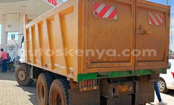 Oofamaa Mitsubishi Fuso White Netiree iti Nakuru keessatti Rift Valley keessatti Oofamaa Mitsubishi Fuso White Netiree iti Nakuru keessatti Rift Valley keessatti