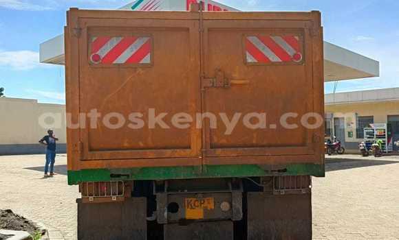 Oofamaa Mitsubishi Fuso White Netiree iti Nakuru keessatti Rift Valley keessatti Oofamaa Mitsubishi Fuso White Netiree iti Nakuru keessatti Rift Valley keessatti