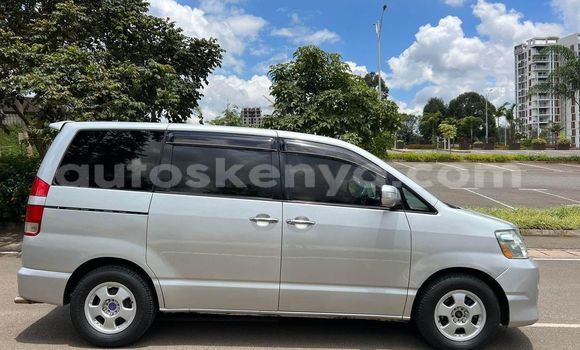 Oofamaa Toyota Noah White Makiinaa iti Bute keessatti Northeast Kenya keessatti