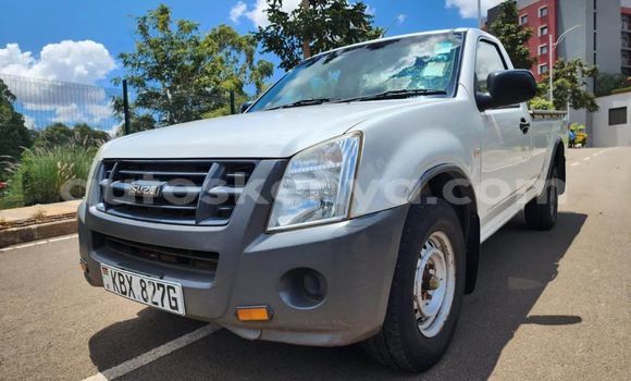 Oofamaa Isuzu D–MAX White Makiinaa iti Bute keessatti Northeast Kenya keessatti