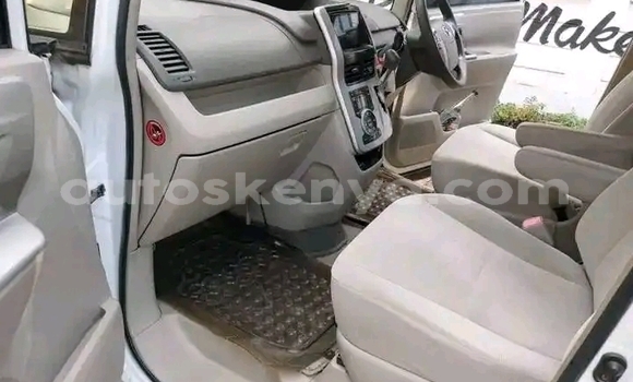 Oofamaa Toyota Noah White Makiinaa iti Nairobi keessatti Nairobi keessatti