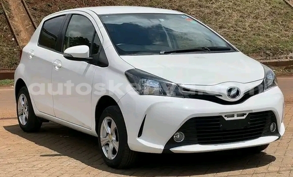 Oofamaa Toyota Vitz White Makiinaa iti Nairobi keessatti Nairobi keessatti